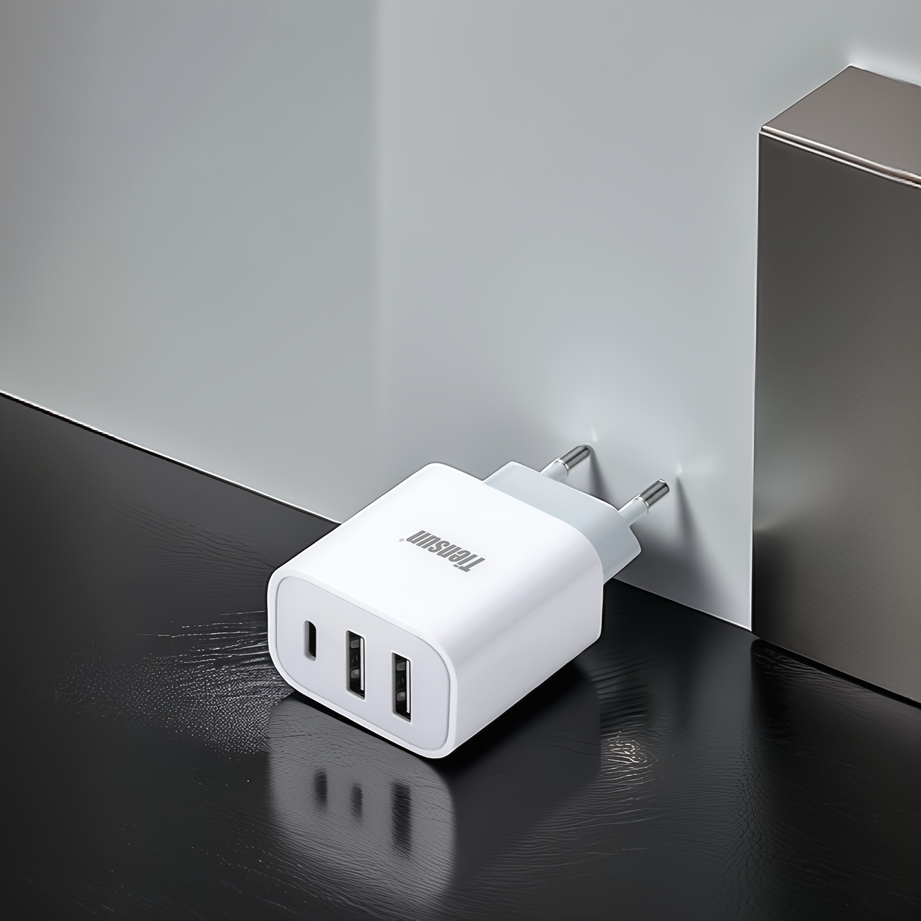 Компактно бързо зарядно TIENSUN – 3‑портов USB A+C адаптер, универсално 220–240V - Image 3